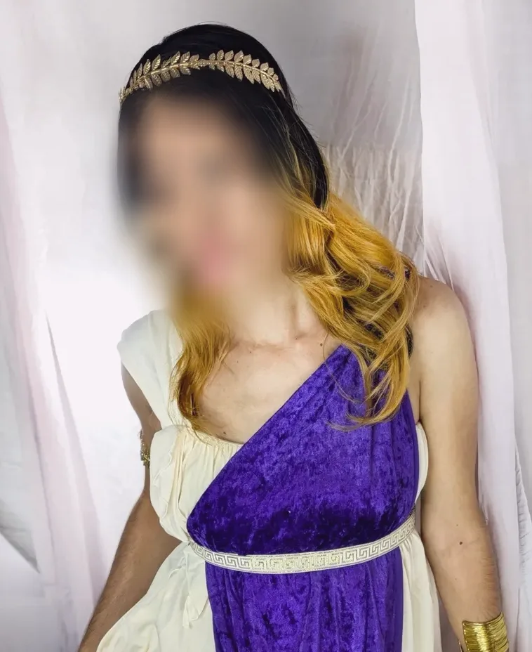 Emilia, 34