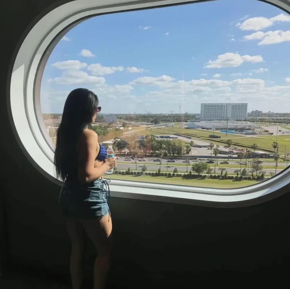 Jennifer, 20
